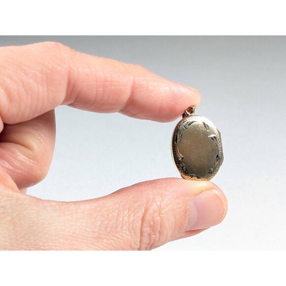 Classic oval gold plated photo locket, Gold Filled oval locket vintage picture - Picture 10 of 10